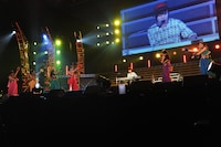 Daichiとのコラボレーションによる新曲「赤味噌Blood」歌唱シーン。