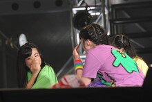 サプライズ発表で腰を抜かす坂本遥奈、大黒柚姫、伊藤千由李（左から）。