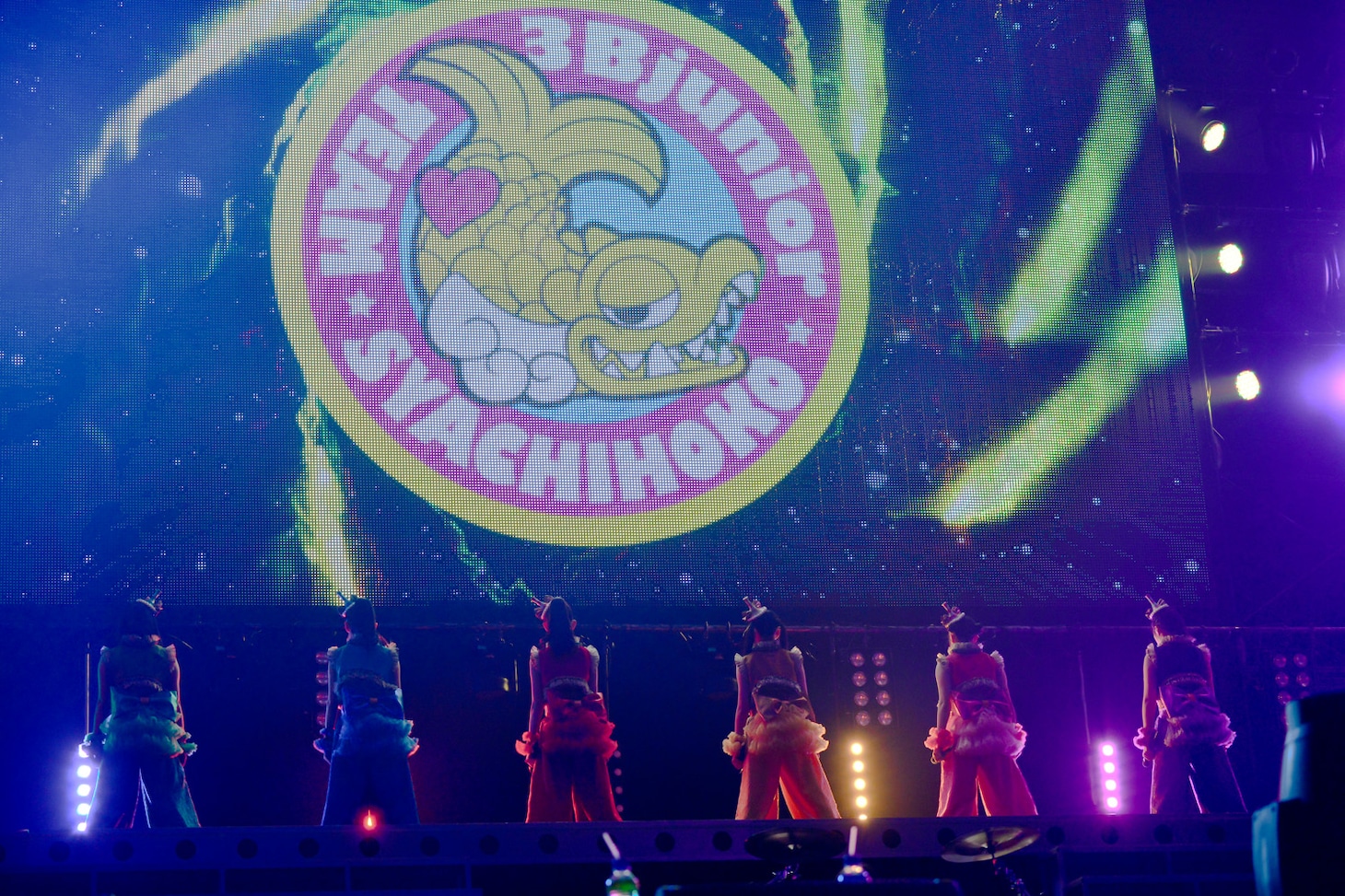 チームしゃちほこ「愛の地球祭り2013」オープニングの様子。