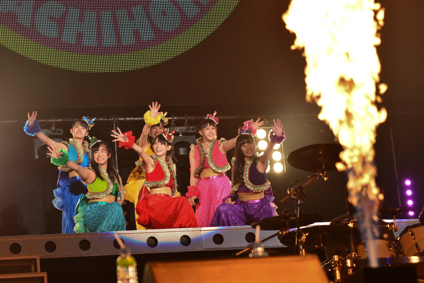 チームしゃちほこ「愛の地球祭り2013」の様子。火柱の向こうにはゲスト・真矢の姿が。