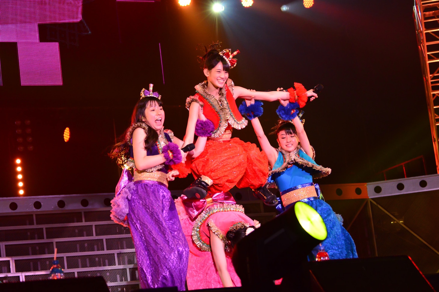 チームしゃちほこ「愛の地球祭り2013」の様子。