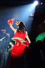 客席通路を駆ける秋本帆華。