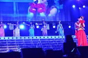 ソロ曲「おっとりガールの憂鬱」を歌う秋本帆華（右端）。