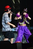 写真はチームしゃちほこワンマンライブ「愛の地球祭り2013」より。ボイパ対決をするDaichi（左）と大黒柚姫（右）。