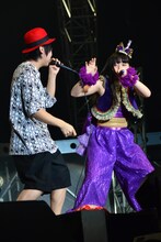 写真はチームしゃちほこワンマンライブ「愛の地球祭り2013」より。ボイパ対決をするDaichi（左）と大黒柚姫（右）。