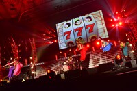 終盤の「トリプルセブン」では真矢のパワフルなドラムプレイが炸裂。