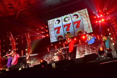 終盤の「トリプルセブン」では真矢のパワフルなドラムプレイが炸裂。