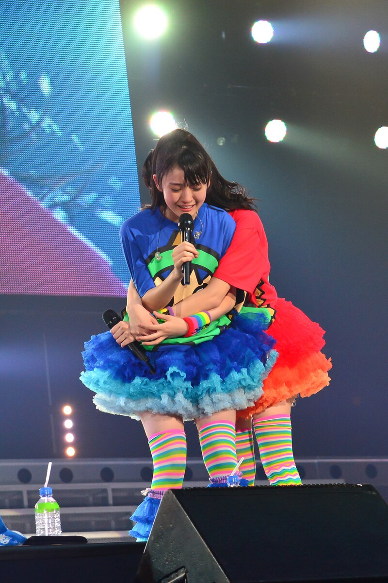 涙を流しながら抱き合う咲良菜緒と秋本帆華。