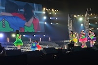 涙を隠して後ろを振り向き、スクリーンに映る自分の姿に「2人だよー」と秋本帆華。