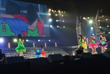 涙を隠して後ろを振り向き、スクリーンに映る自分の姿に「2人だよー」と秋本帆華。