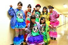 終演後、Daichiと記念撮影するチームしゃちほこ。