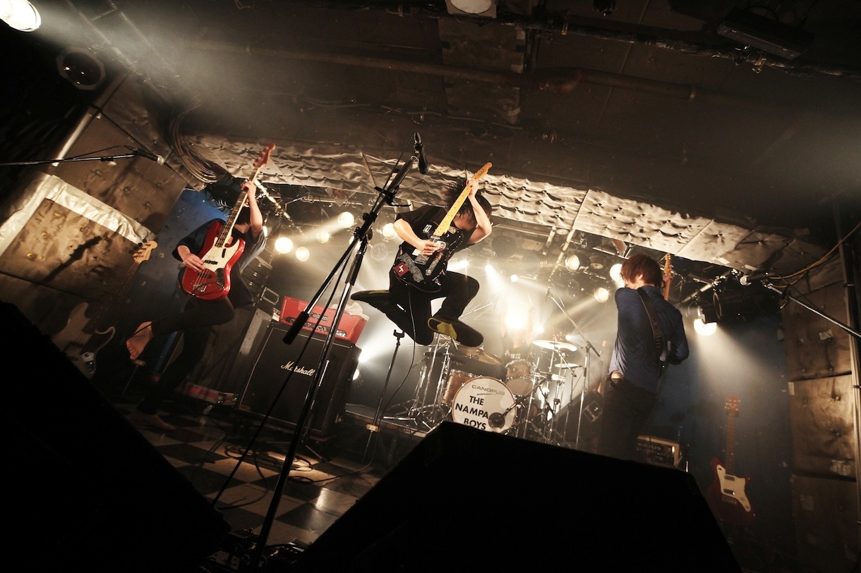 THE NAMPA BOYS「THE NAMPA BOYS ワンマンライブ～歌舞伎町バトルズ～」の様子。（撮影：後藤壮太郎）