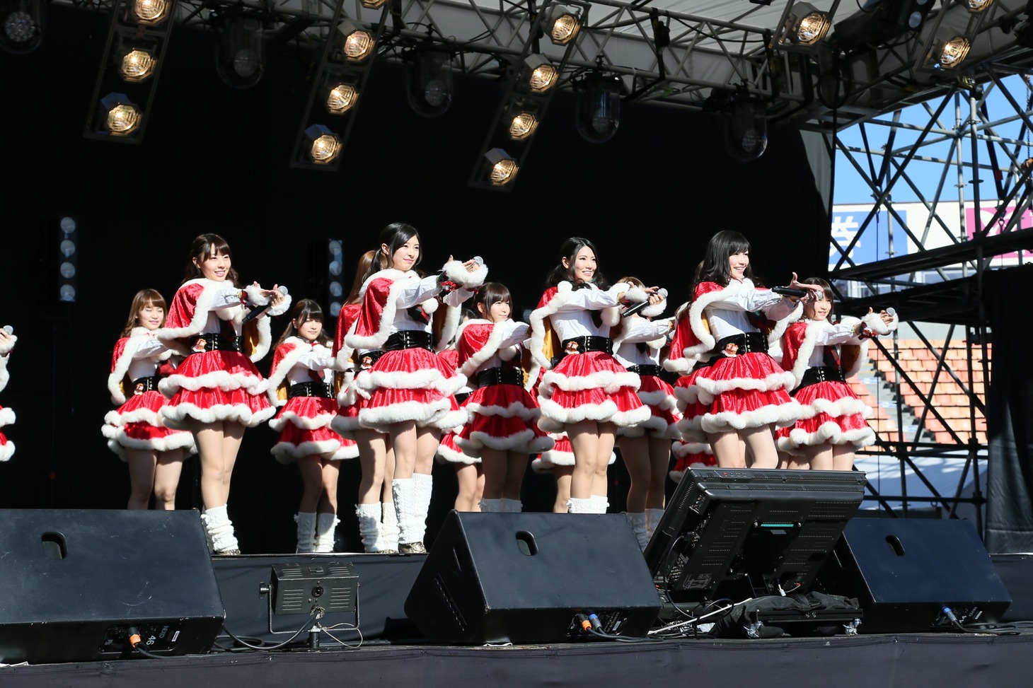 AKB48「第32弾マキシシングル『恋するフォーチュンクッキー』全国握手会イベント」の様子。