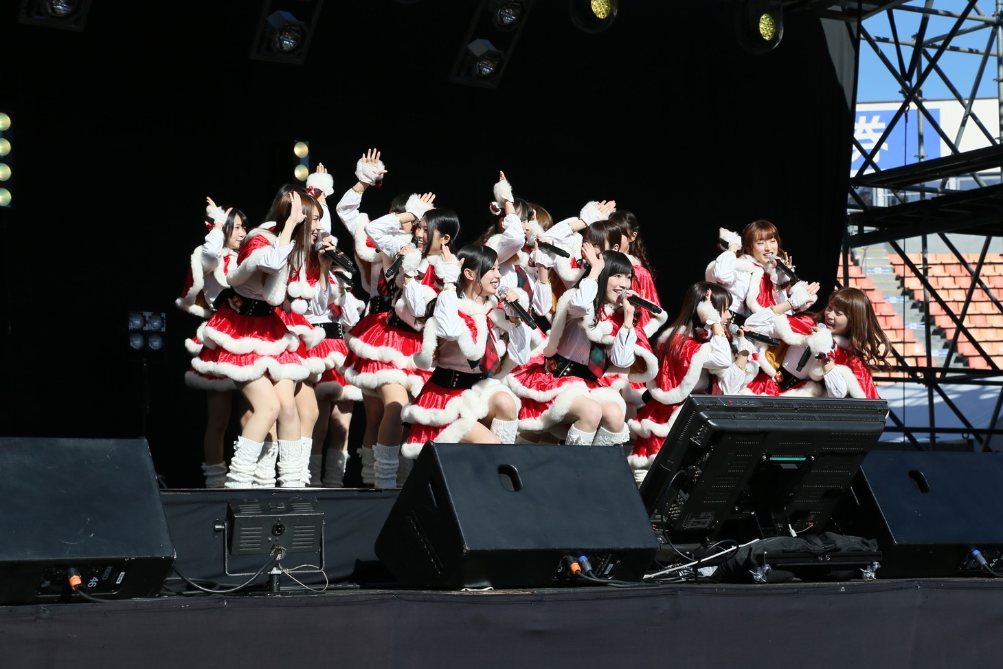 AKB48「第32弾マキシシングル『恋するフォーチュンクッキー』全国握手会イベント」の様子。