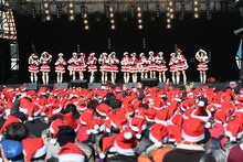 AKB48「第32弾マキシシングル『恋するフォーチュンクッキー』全国握手会イベント」の様子。