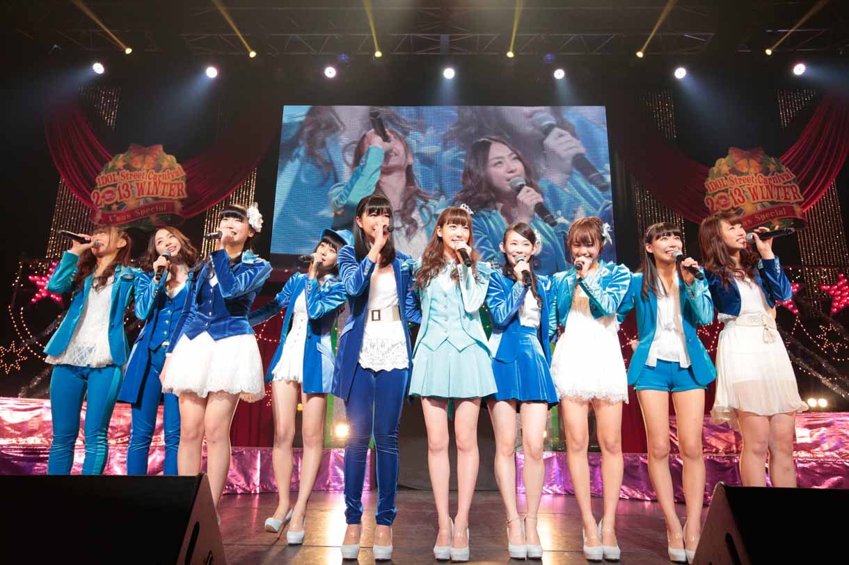 新曲「空色のキセキ」を歌唱するSUPER☆GiRLS。