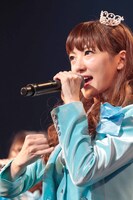 新曲「空色のキセキ」を歌唱する八坂沙織。