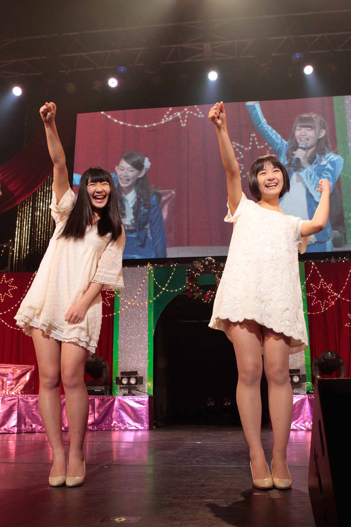 左から内村莉彩、浅川梨奈。