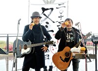 ゆず「冬至の日ライブ」の様子。