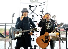 ゆず「冬至の日ライブ」の様子。