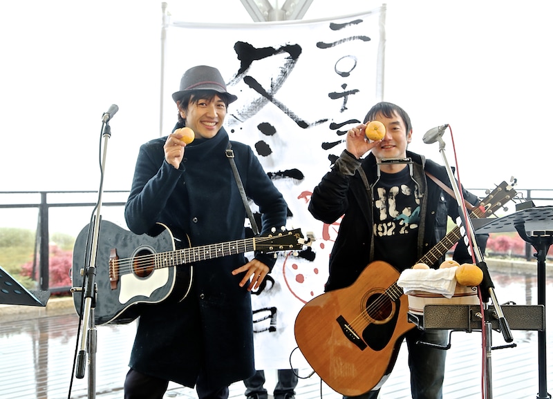 ゆず「冬至の日ライブ」の様子。