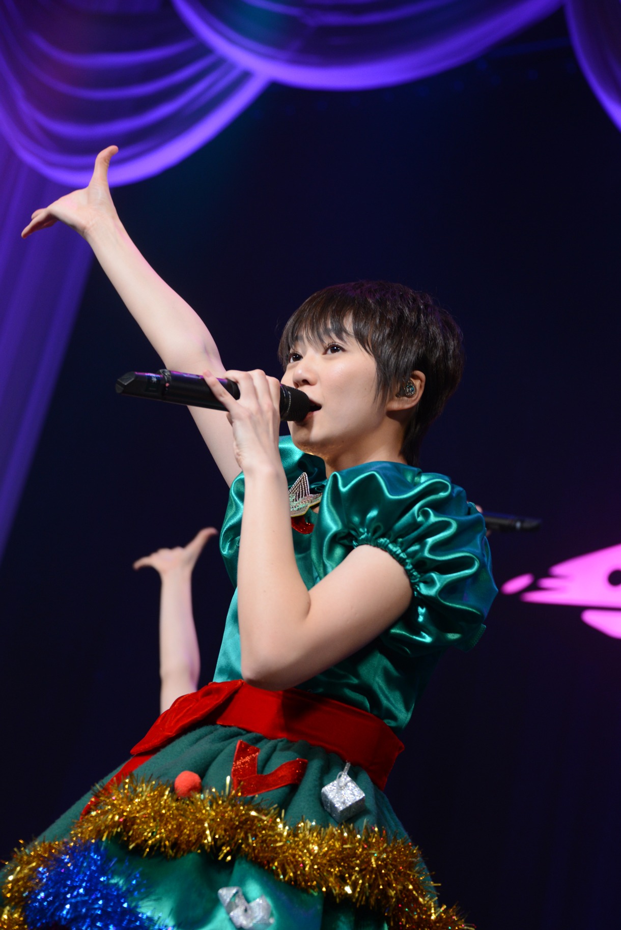 安本彩花