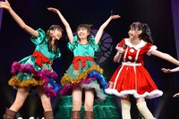 左から星名美怜、安本彩花、鈴木裕乃。