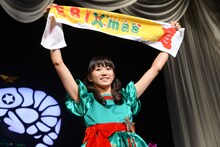 「エビクリ」仕様のエビフライタオルを掲げる星名美怜。