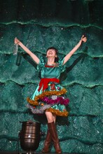 背景のツリーと同化する真山りか。