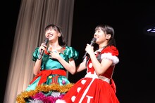 2013年「エビ中のパーティ!! Merry Christmasイェイ!!!」の真山りか（左）と瑞季（右）。