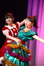 鈴木裕乃（左）と真山りか（右）。