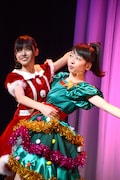 鈴木裕乃(左)と真山りか(右)。