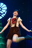 1人だけトナカイをイメージした衣装で登場した松野莉奈。