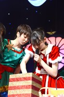 クジを引く杏野なつ（右）と興味深そうに箱の中を覗き込む安本彩花。