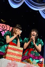 クジを引く星名美怜（左）と観客のリアクションを確認する廣田あいか（右）。