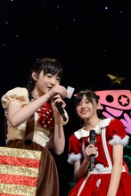 松野莉奈（左）が引いたクジを覗き込む鈴木裕乃（右）。