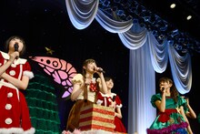 クジを引く松野莉奈（中央）。