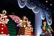 クジを引く松野莉奈(中央)。