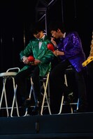 マラカスを持ちつつ選曲するリョウガ＆タクヤチーム。