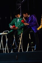 マラカスを持ちつつ選曲するリョウガ＆タクヤチーム。