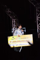 優勝者への景品を持つタカシ。