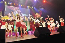 iDOL Street全メンバーによる「PAN-PAKA-PAN!」歌唱の様子。