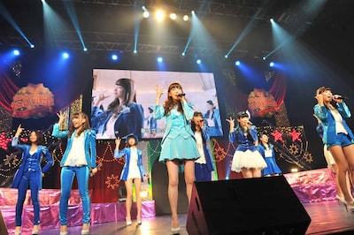 SUPER☆GiRLSによる新曲「空色のキセキ」歌唱の様子。