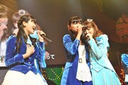 SUPER☆GiRLSによる新曲「空色のキセキ」歌唱の様子。左から前島亜美、溝手るか、八坂沙織。