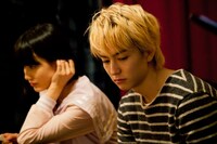 左から橋本愛、稲葉友。