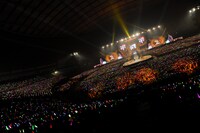 「White Hot Blizzard MOMOIRO CHRISTMAS 2013 美しき極寒の世界」の様子。