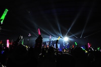 「White Hot Blizzard MOMOIRO CHRISTMAS 2013 美しき極寒の世界」の様子。