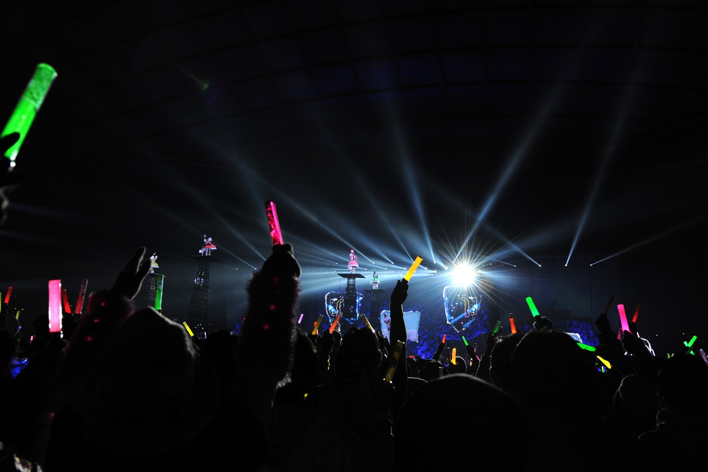 「White Hot Blizzard MOMOIRO CHRISTMAS 2013 美しき極寒の世界」の様子。