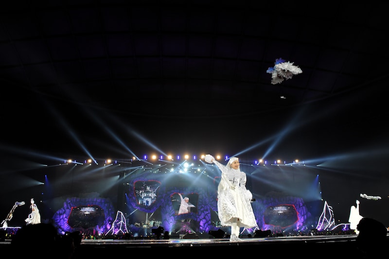 「White Hot Blizzard MOMOIRO CHRISTMAS 2013 美しき極寒の世界」の様子。