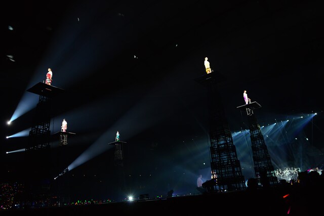 「White Hot Blizzard MOMOIRO CHRISTMAS 2013 美しき極寒の世界」の様子。